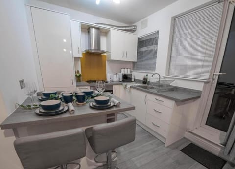 Kitchen or kitchenette, Dining area, stove