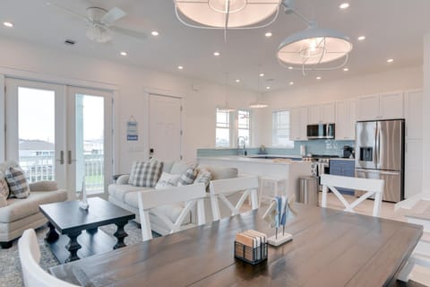 Walk to Ocean Home with Deck in Surfside Beach! Maison in Surfside Beach