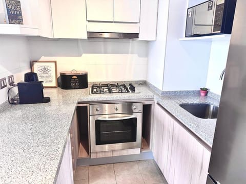 Kitchen or kitchenette, dishwasher, minibar, oven, toaster