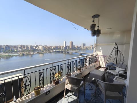 Day, Natural landscape, View (from property/room), Balcony/Terrace, Seating area, Dining area, City view, Lake view, River view