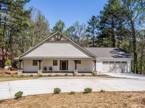 Nostalgic Fun-Lakehouse- Arcade House in Lake Sinclair