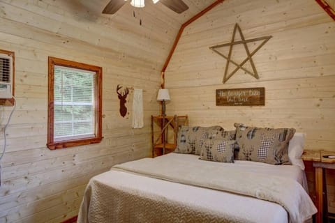 2bed 1bath Cabin with Mountain View, Hot Tub and grilling deck Casa in Shooting Creek