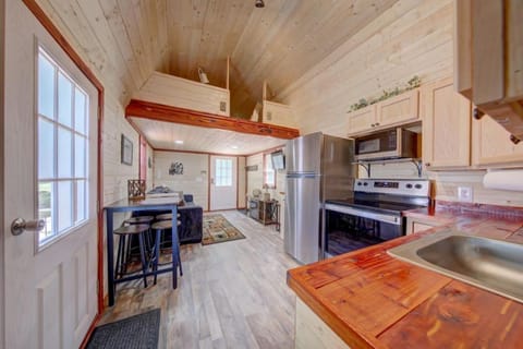 2bed 1bath Cabin with Mountain View, Hot Tub and grilling deck Casa in Shooting Creek