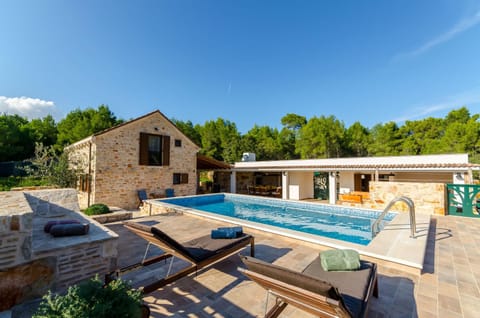 Facade/entrance, Swimming pool