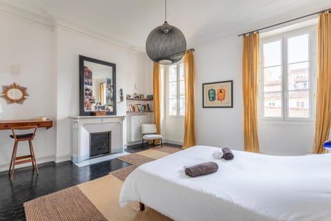 Bed, Photo of the whole room, Bedroom, towels