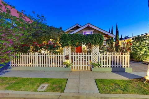 Charming Bungalow, AC, HotTub, Close to Beach House in Long Beach