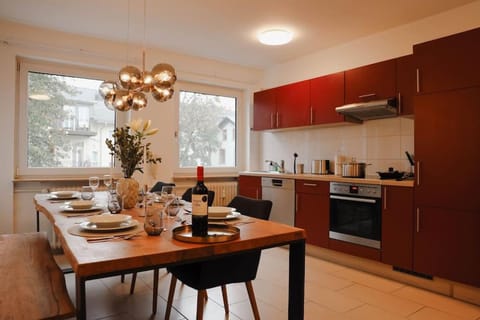 Coffee/tea facilities, Kitchen or kitchenette, Dining area, dishwasher, oven, stove, toaster