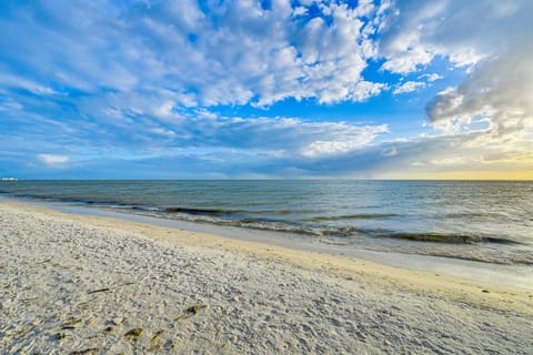 Beachfront Condo Walk to Margaritaville Apartment in Estero Island