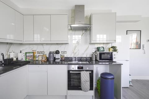 Coffee/tea facilities, Kitchen or kitchenette, microwave, oven, stove, toaster