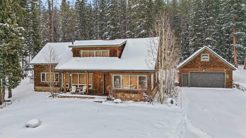 Woodsy Breckenridge Retreat with Hot Tub House in Blue River