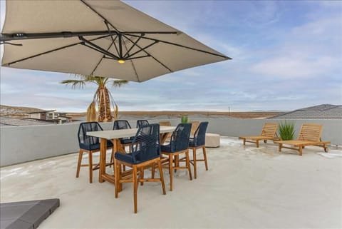 By Sand Hollow Rooftop Patio & Private Hot Tub House in Hurricane