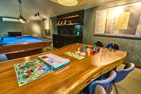 Game Room, Seating area