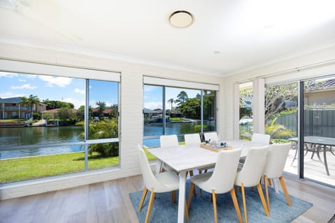 View (from property/room), Dining area, Lake view