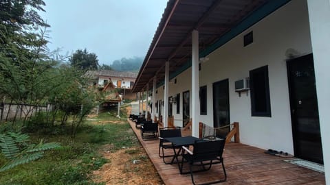 Property building, Day, Natural landscape, Garden, View (from property/room), Balcony/Terrace, Garden view