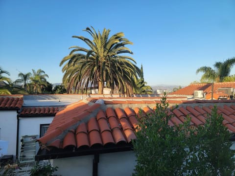 3 bedroom apartment near MrC with patio area 5 minutes to Rodeo Drive Apartment in Beverly Hills