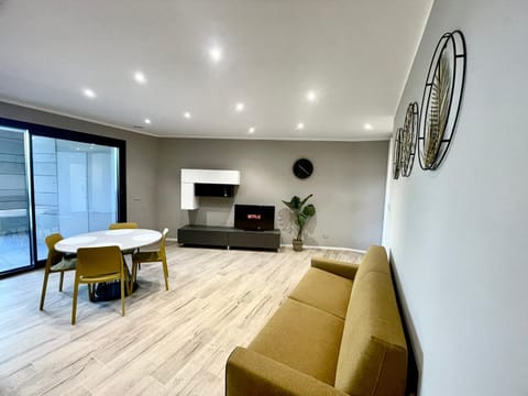 TV and multimedia, Living room, Seating area, Evening entertainment