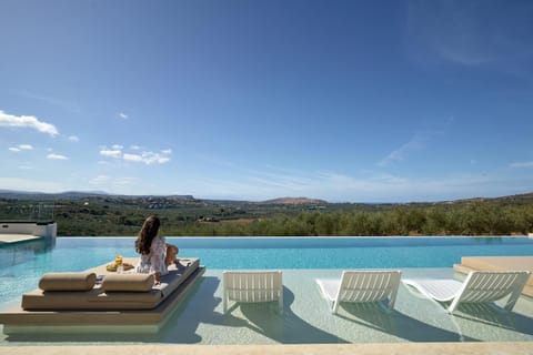 Day, Natural landscape, Balcony/Terrace, Seating area, Mountain view, Pool view, Swimming pool