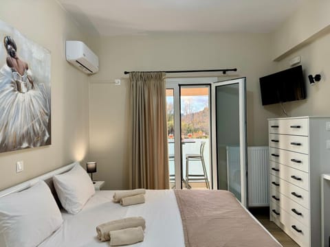Bed, TV and multimedia, Photo of the whole room, Bedroom, towels, wardrobe