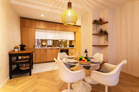 Kitchen or kitchenette, Dining area