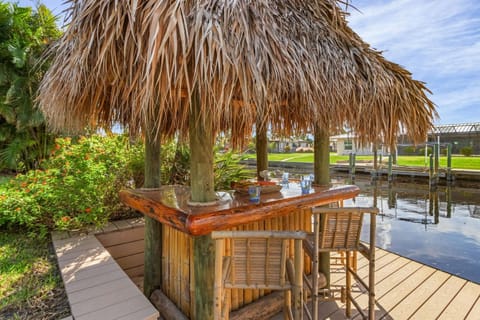 IMPECCABLE! - Amazing sunsets, Dock, Heated Pool - Sunsational Sunsets - Roelens House in Cape Coral