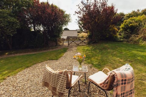 Lomu - Cosy Coastal Shepherd's Hut with Log-Burner and WiFi Apartamento in Nolton and Roch