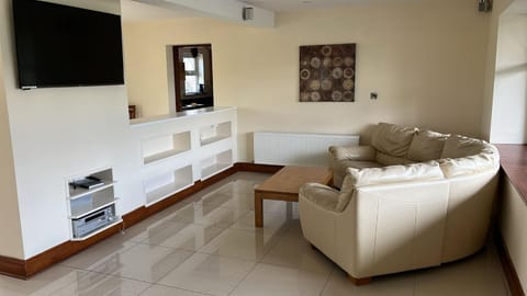 Communal lounge/ TV room, TV and multimedia, Living room, Seating area, Evening entertainment