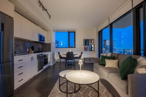 Nearby landmark, Night, Kitchen or kitchenette, Living room, Seating area, Dining area, City view, City view, Landmark view, Landmark view, heating, heating, oven, stove, air conditioner, air conditioner