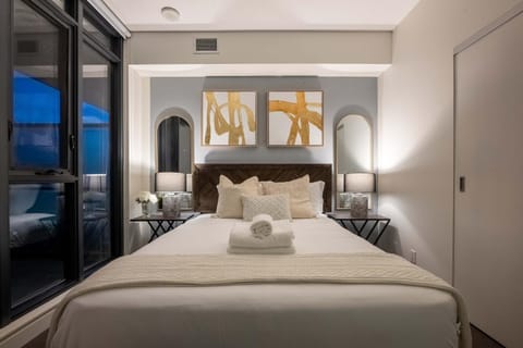 Nearby landmark, Bed, Night, Photo of the whole room, Bedroom, City view, City view, Landmark view, Landmark view, heating, heating, towels, air conditioner, air conditioner