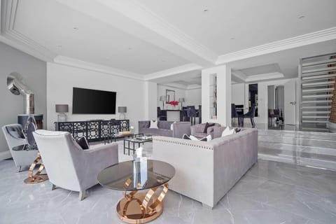 TV and multimedia, Living room, Seating area, Dining area