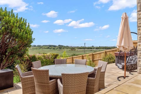 Natural landscape, Garden, Seating area, Dining area