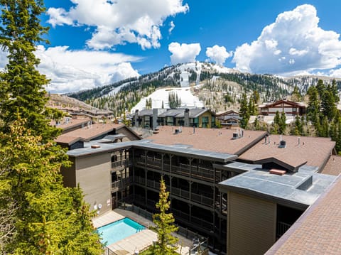 2 Condos, 3 Bedrooms, 2 Kitchens, Walk to Ski, Year-round Pool, 2 Private Hot Tubs House in Deer Valley