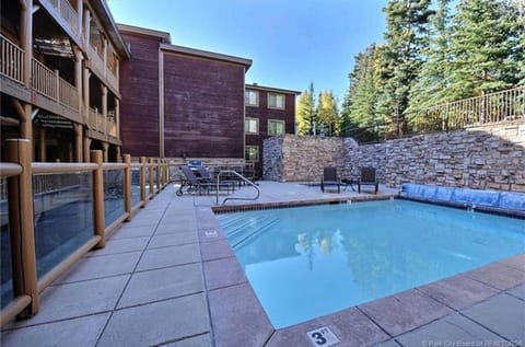 2 Condos, 3 Bedrooms, 2 Kitchens, Walk to Ski, Year-round Pool, 2 Private Hot Tubs House in Deer Valley