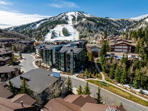 Walk to Deer Valley World-class Skiing, Year-round Pool & Private Hot Tub! House in Deer Valley