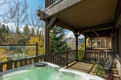 Walk to Deer Valley World-class Skiing, Year-round Pool & Private Hot Tub! House in Deer Valley