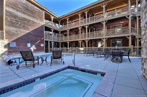 Walk to Deer Valley World-class Skiing, Year-round Pool & Private Hot Tub! House in Deer Valley