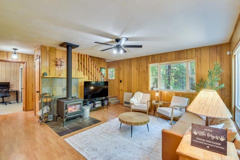 Walk to Beach Arnold Cabin with Wood-Burning Stove! House in Dorrington