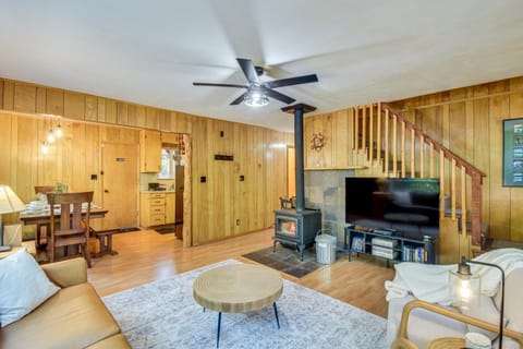 Walk to Beach Arnold Cabin with Wood-Burning Stove! House in Dorrington