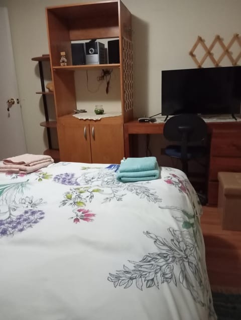 Bed, TV and multimedia, Bedroom, towels