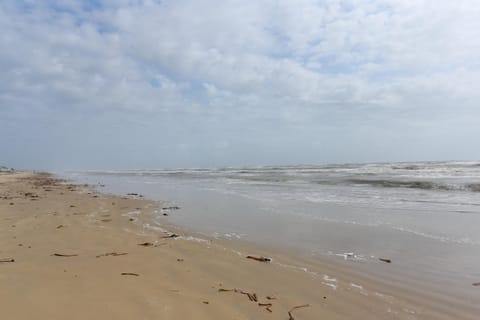 Walk to Beach Coastal Gem in Bolivar Peninsula! House in Bolivar Peninsula