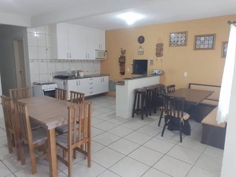 Kitchen or kitchenette, Dining area, pet friendly, stove