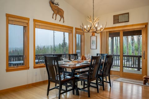 Dining area, Mountain view