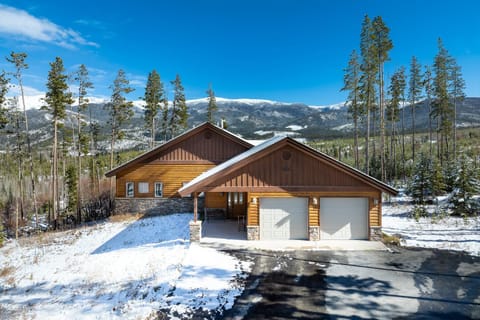 Property building, Nearby landmark, Day, Natural landscape, Winter, Mountain view