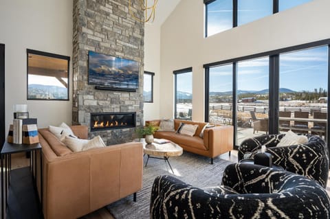 Natural landscape, TV and multimedia, Living room, Seating area, Mountain view, fireplace