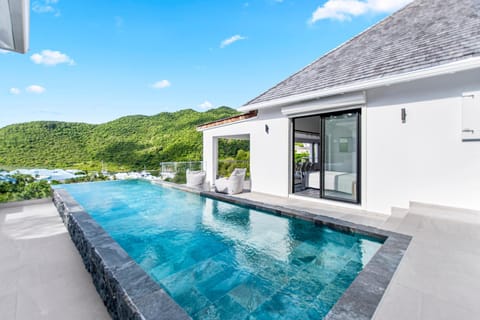 Property building, Patio, Mountain view, Pool view, Swimming pool, sunbed