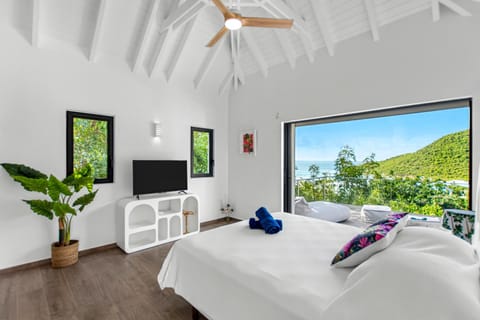 Bed, TV and multimedia, Photo of the whole room, Bedroom, Mountain view, towels