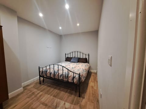 Cosy and spacious room with King Size bed Vacation rental in Nottingham