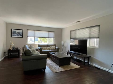 TV and multimedia, Living room, Seating area, Evening entertainment