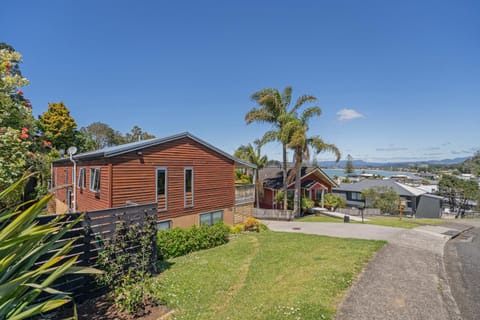 Hosts on the Coast Bayview Bliss House in Whitianga