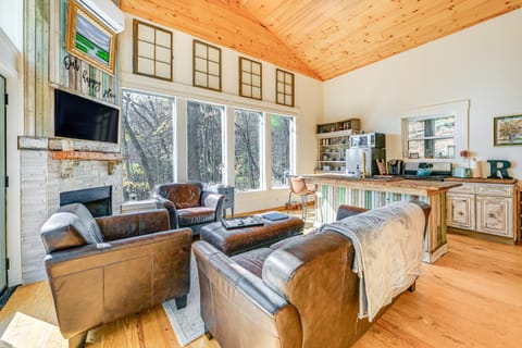 Deck and Fire Pit Mtn-View Cabin in Rabun Gap House in Mountain City