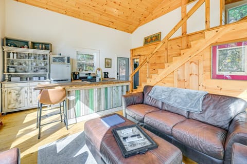 Deck and Fire Pit Mtn-View Cabin in Rabun Gap House in Mountain City